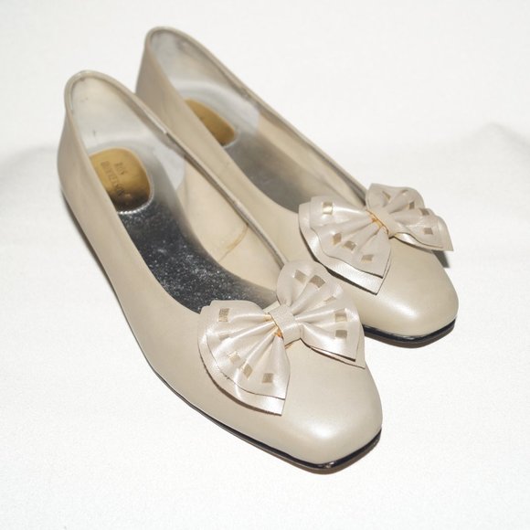 Ros Hommerson Cream Low Heel Leather Pumps (Size 7) - Picture 3 of 6